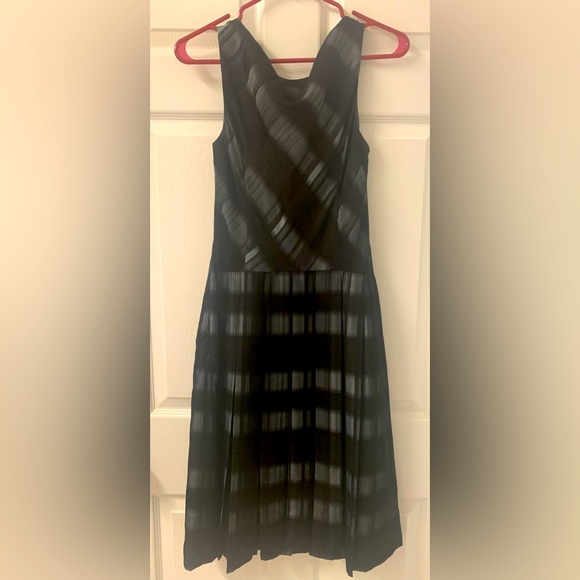 Stunning Antonio Melani Black Swan Chiffon Dress SZ 6 - Picture 6 of 8